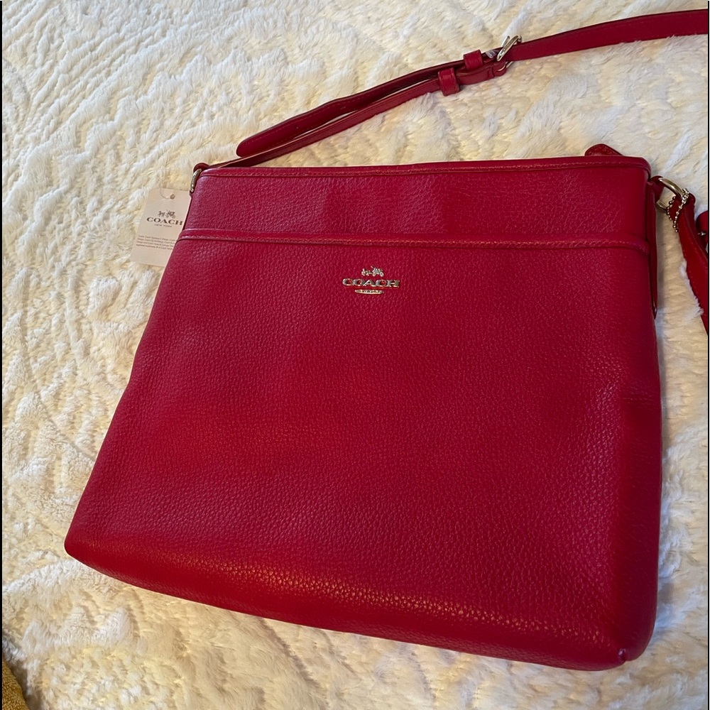 Beautiful NWT COACH F37321 pebbled leather FILE BAG w/gold tone hardware.